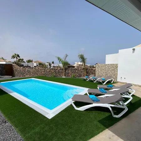 With 3 Bedrooms In El Roque El With Private Pool Terrace And Wifi Villa *